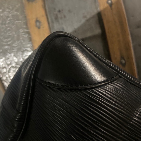 Louis Vuitton Black Epi Segur Mm - Picture 8 of 10